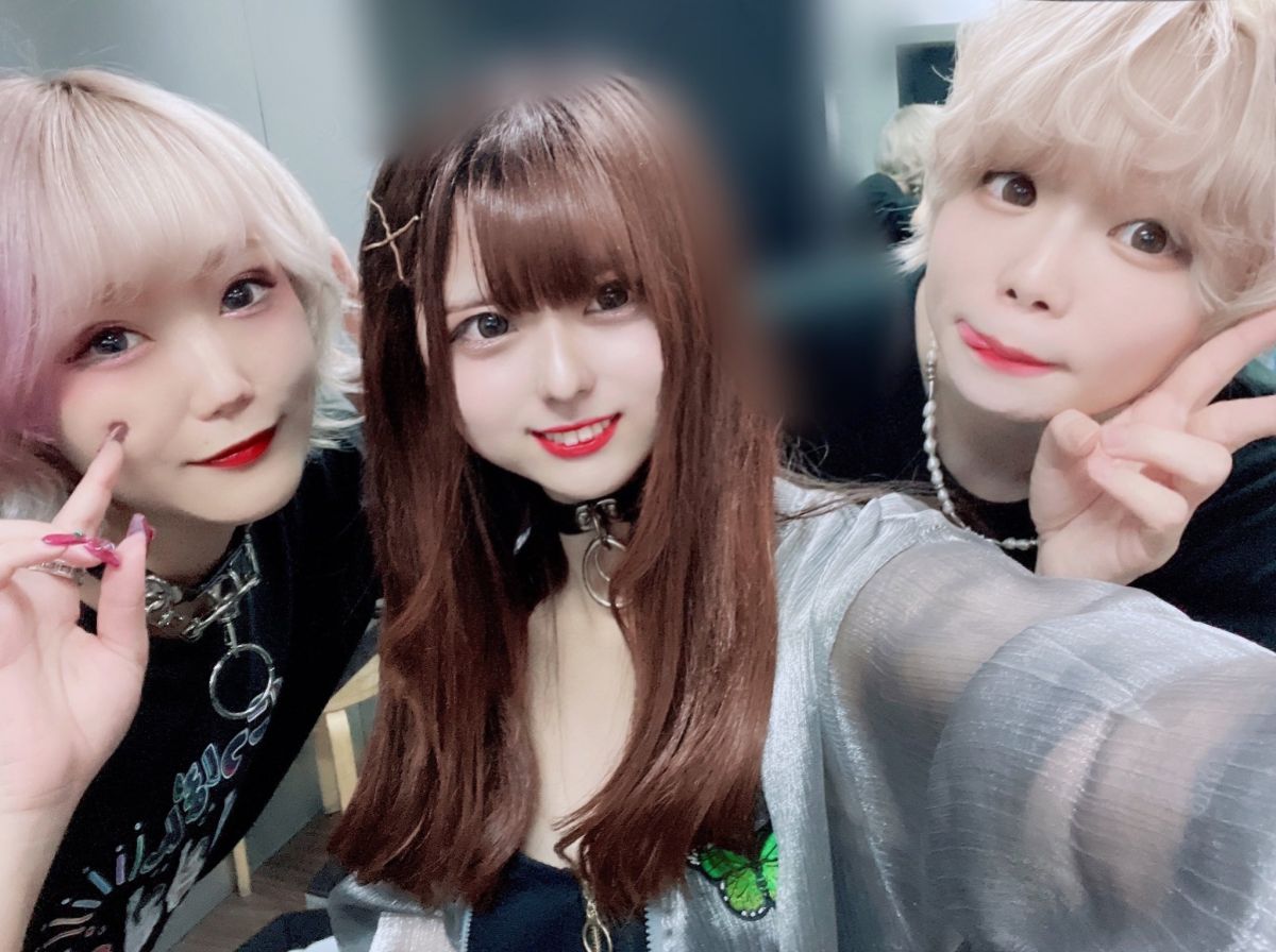 ▲櫻井美琉（中）的不雅照片、影片被散布於網路。（圖／櫻井美琉Twitter）