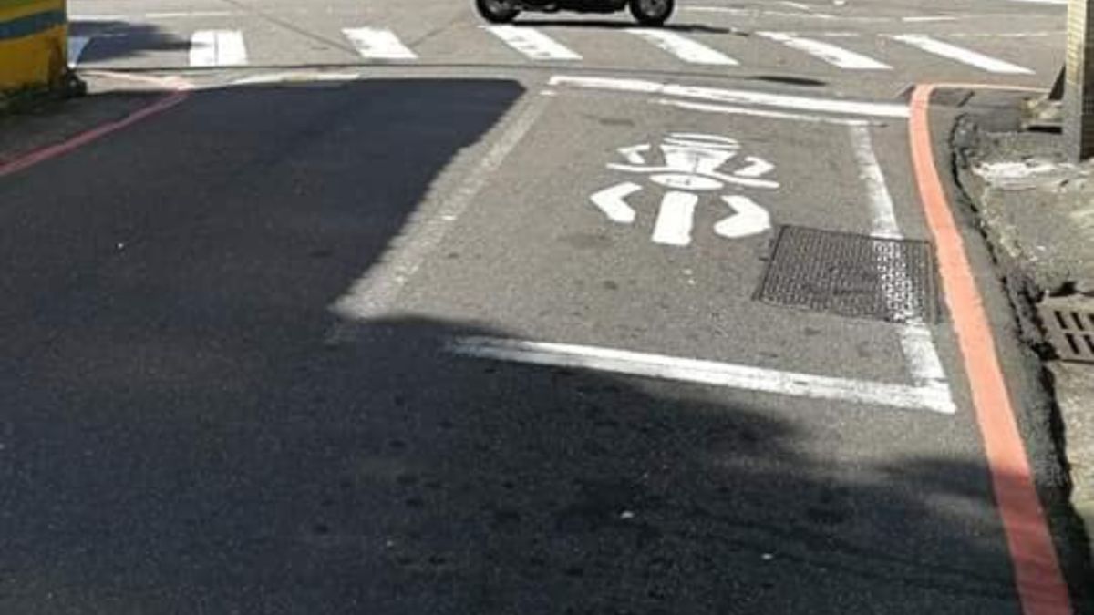 ▲有網友分享，明明都是被陰影遮住，卻只有「機車停等區」被排擠，讓他直呼：太陽好故意。（圖／路上觀察學院）