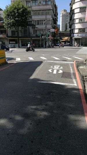 ▲有網友分享,明明都是被陰影遮住,卻只有「機車停等區」被排擠,讓她直呼:太陽好故意。(圖/路上觀察學院) ▲有網友分享,明明都是被陰影遮住,卻只有「機車停等區」被排擠,讓她直呼:太陽好故意。(圖/路上觀察學院)