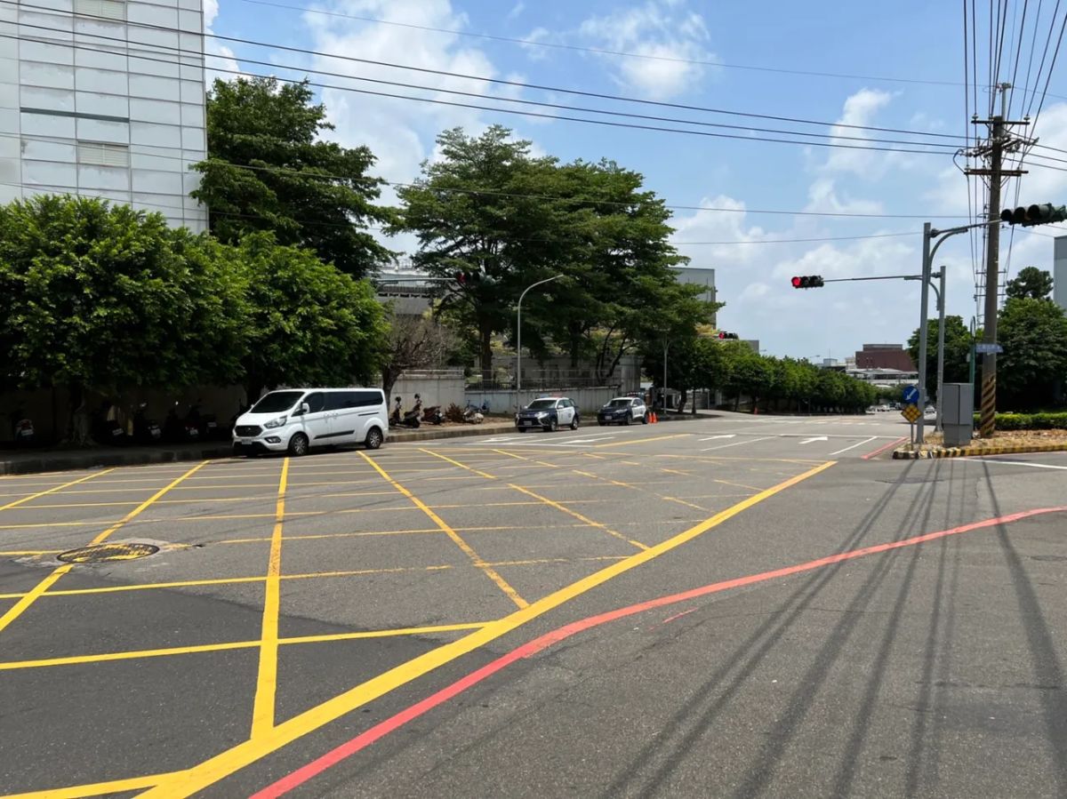 ▲台中市西屯區工業七路今（26）日上午11點半左右，發生一起死亡車禍，一輛大貨車右轉時與直行機車碰撞，女騎士送醫搶救仍宣告不治。（圖／翻攝自記者爆料網）