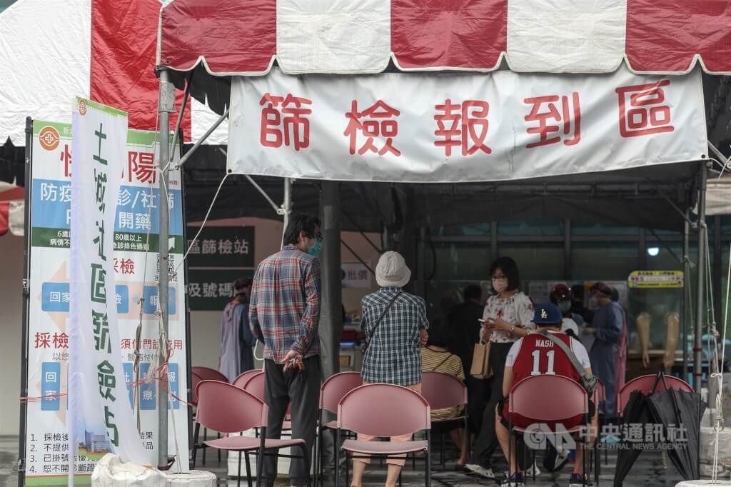 ▲指揮中心發言人莊人祥表示，如本土確診數再次攀升或是BA.5定序比率上升到一定程度，很可能就是BA.5疫情流行警訊。圖為新北市立土城醫院篩檢報到區。（圖／中央社）