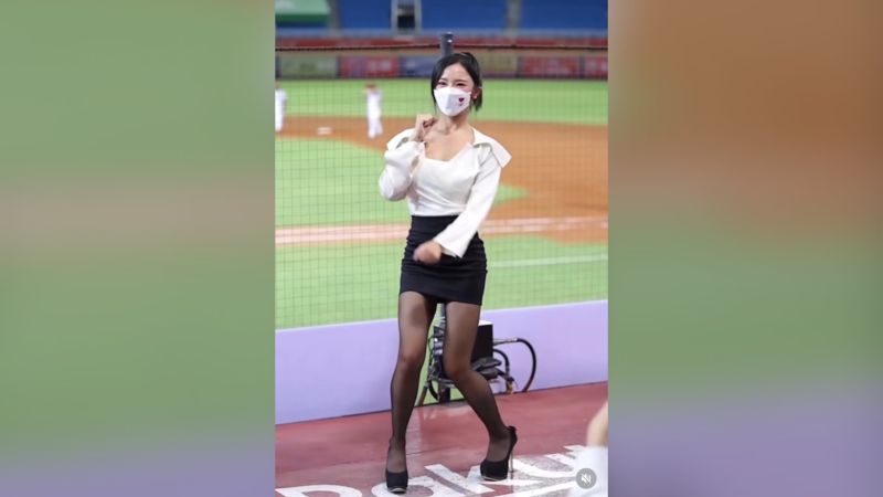 女神球場辣舞!低胸短裙秀美腿 下秒「慘摔」春光溢出