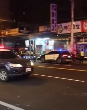 白天剪綵晚上「放鞭炮」!中市議員:幸福城市變慶記之都 ▲民眾拍下大里區街頭槍案後,警方到現場逮人的過程。(圖/記者爆料網,2022.07.26)