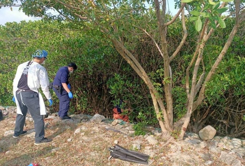 ▲新北市八里左岸附近河面，今（26）日下午有民眾發現一具遺體，卡在紅樹林僅剩白骨，身份與死因仍待釐清。（圖／翻攝畫面）