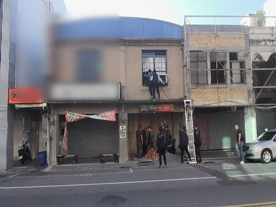 ▲檢調人員從二樓攻堅設於二樓廢棄酒吧的製毒工廠。（圖／記者郭凱杰翻攝）