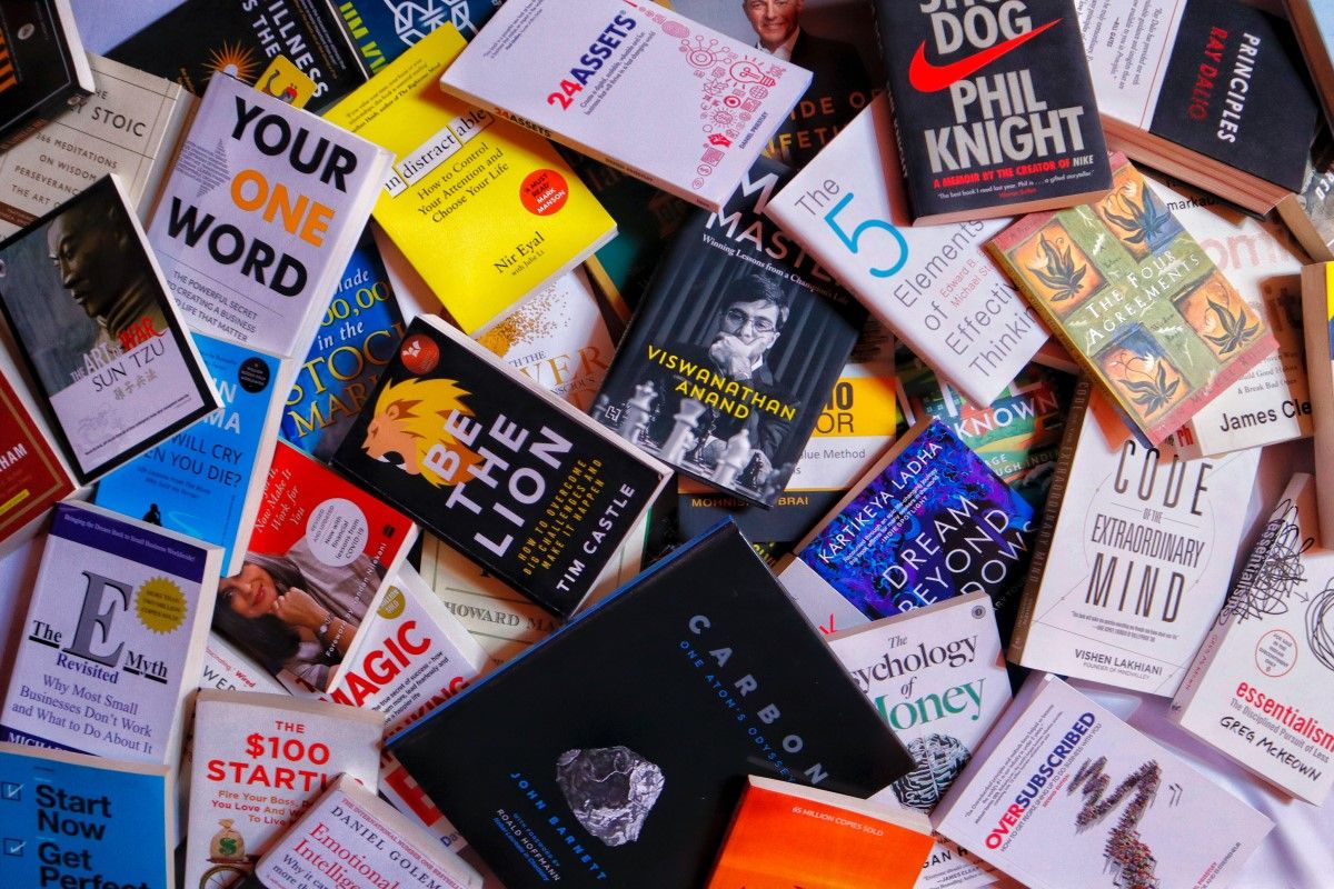 ▲市售有些新書會附贈書腰，就有網友好奇大家都怎麼處理它。（示意圖，非當事人／取自unsplash）