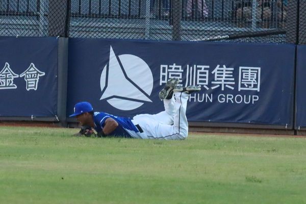 ▲富邦悍將外野手林哲瑄在新竹球場的美技撲接導致受傷。（圖／富邦提供）