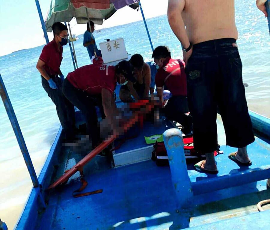 ▲1名來自桃園的李姓女子，今天在澎湖著名的吉貝嶼沙尾浮潛時，意外溺水，經快艇護送至本島轉送三總分院急救，仍宣告不治，死因待檢警調查。（圖／中央社）