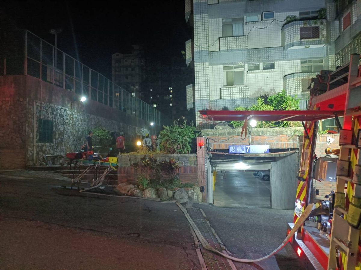 ▲新北市淡水區水碓8號9樓某處民宅，今（26）日晚間7點16分發生火警，一對母子倒臥火場，送醫後雙雙宣告不治。（圖／翻攝畫面）