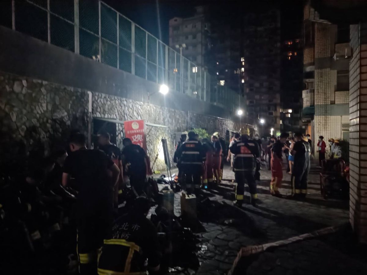 ▲新北市淡水區水碓8號9樓某處民宅，26日晚間7點16分發生火警，一對母子倒臥火場，送醫後雙雙宣告不治。（圖／翻攝畫面）