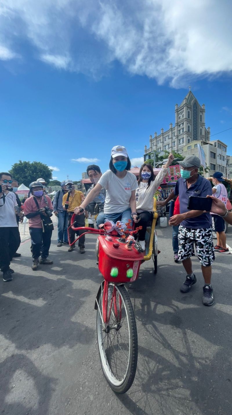 ▲國民黨高雄市長參選人柯志恩今（26）日在旗津騎三輪車。（圖／柯志恩競選總部提供）