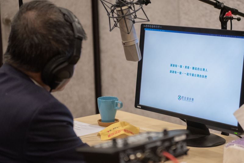 ▲陳時中坦言，錄製的時候有很自然的感情，看見2年多來的日子，也挑動自己的心情。（圖／民進黨提供）