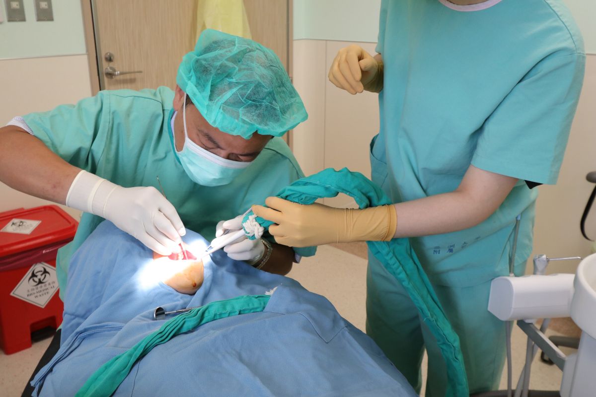 ▲「青年型牙周病」症狀，共同問題都是「口臭」、「刷牙會流血」以及「喝冰水會痠」等(圖／醫院提供2022.7.27)