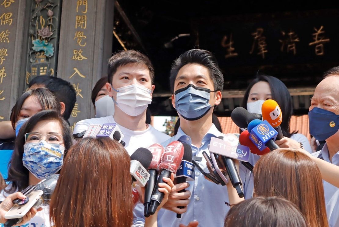 ▲國民黨台北市長參選人蔣萬安今日參拜龍山寺。（圖／蔣萬安辦公室提供）