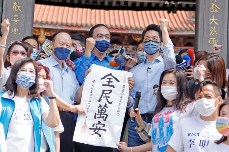 ▲九合一選戰最引人注目的大概是六都之戰，只要國民黨的張善政與蔣萬安不要再犯低級錯誤，勝率頗大。（圖／蔣萬安辦公室提供）