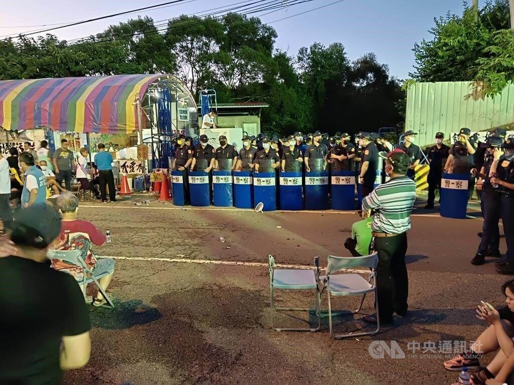 ▲苗栗縣坤輿掩埋場業者21日凌晨3時許為完成試運轉欲進場，與在場外的自救會成員爆發流血衝突，警方動員大批警力到場人牆阻隔雙方。中央社記者管瑞平攝 111年7月21日