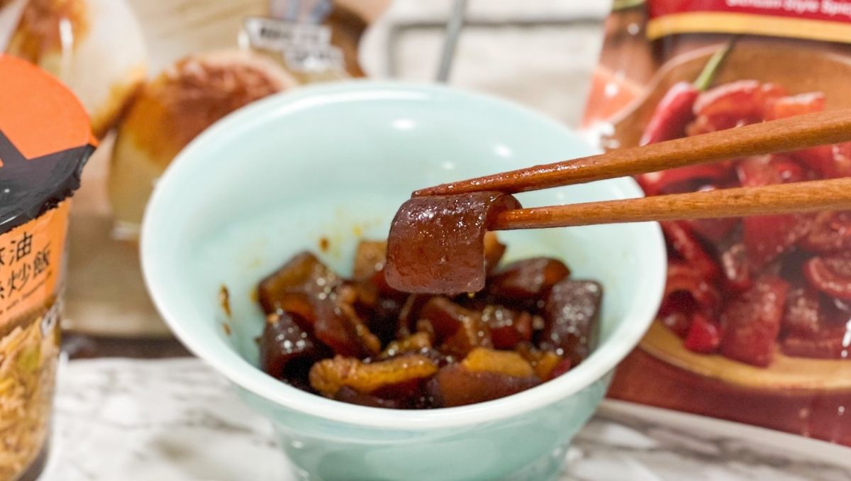 ▲超商賣什麼都不奇怪！全家推出麻辣豬皮、用喝的生吐司拿鐵，7-11則有「便利版」甜甜圈。（圖／業者提供）