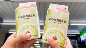 ▲日本人氣生吐司「嵜本SAKImotoBakery」變身宇治抹茶紅豆拿鐵，售價42元。（圖／全家提供）