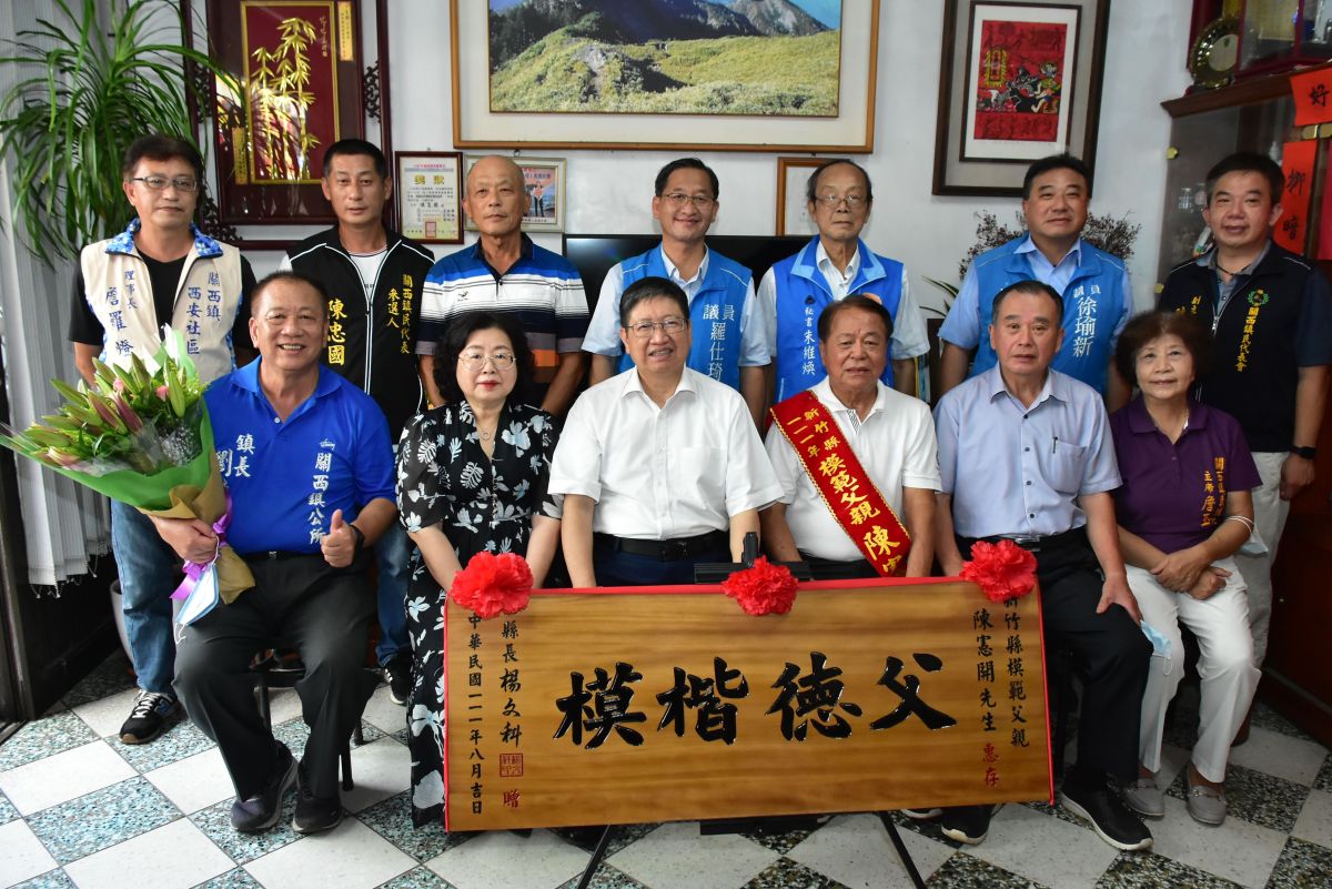 ▲住在關西鎮的新住民模範父親代表陳偉華，從印尼來台工作後，便在此落地生根。（圖／社會處提供）