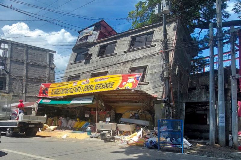 ▲菲律賓北部昨天發生規模7強震，當地人士今天表示已出現數百起餘震，建築物震毀災情不斷。（圖／美聯社／達志影像）