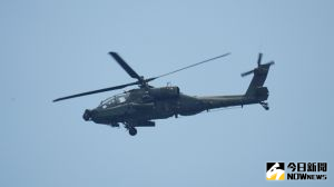 ▲漢光38號演習第三作戰區「聯合反登陸作戰」實兵演練，AH-64E阿帕契攻擊直升機模擬攻擊八里海灘。（圖／記者呂炯昌攝，2022.07.27）