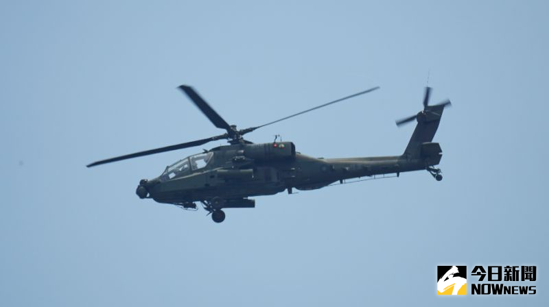 ▲2022年漢光38號演習，第三作戰區「聯合反登陸作戰」實兵演練，AH-64E阿帕契攻擊直升機模擬攻擊八里海灘。（圖／記者呂炯昌攝，2022.07.27）