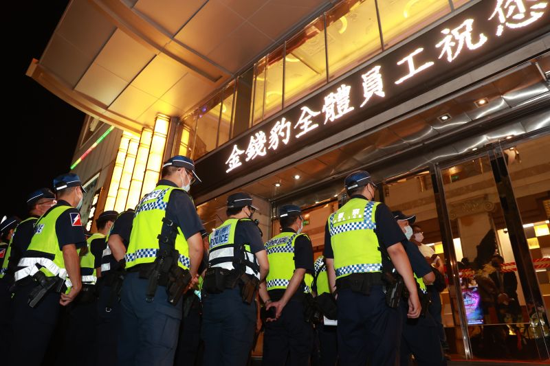 ▲台中市再度淪為慶記之都，市警局緊急啟動「肅槍專案」，昨晚到金錢豹酒店等深夜營業場所臨檢。（圖／台中市警局提供，2022.07.27）