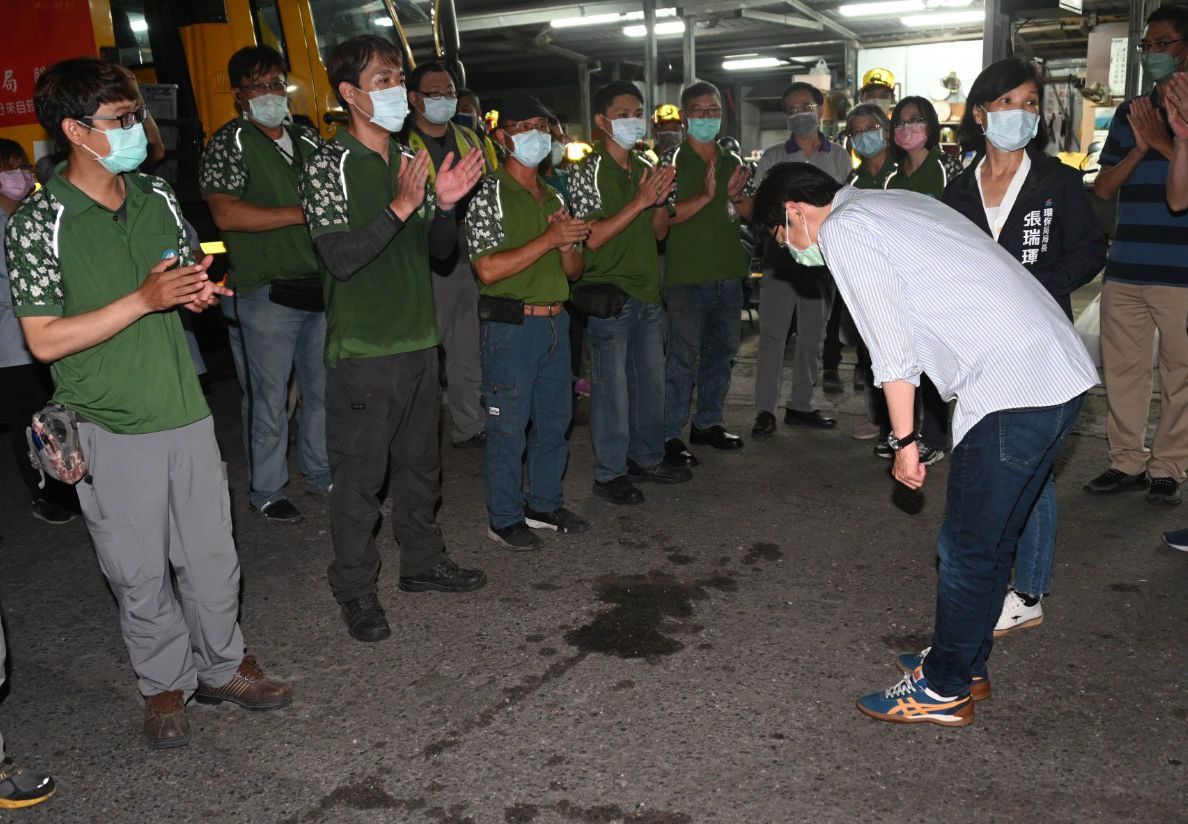 ▲高雄市長陳其邁昨天晚間10點多帶著綠豆湯、肉包慰勞清潔隊，除向隊員們鞠躬說聲「辛苦了」（圖／高市府提供）