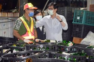 ▲陳其邁慰問協助分類的清潔隊員。(圖/高市府提供) ▲陳其邁慰問協助分類的清潔隊員。(圖/高市府提供)