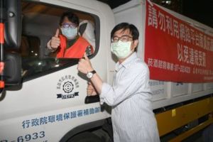 ▲陳其邁慰問每天定時定點,親切收運垃圾的清潔隊員。(圖/高市府提供) ▲陳其邁慰問每天定時定點,親切收運垃圾的清潔隊員。(圖/高市府提供)