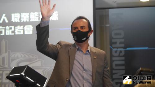 ▲鄭志龍接掌鋼鐵人兵符。（圖／吳政紘攝）