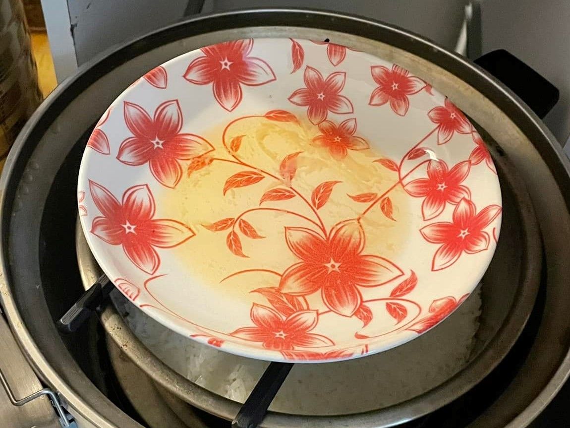 ▲電鍋打開後，卻發現裡面的香腸全部消失了。（圖／取自《爆廢公社公開版》）