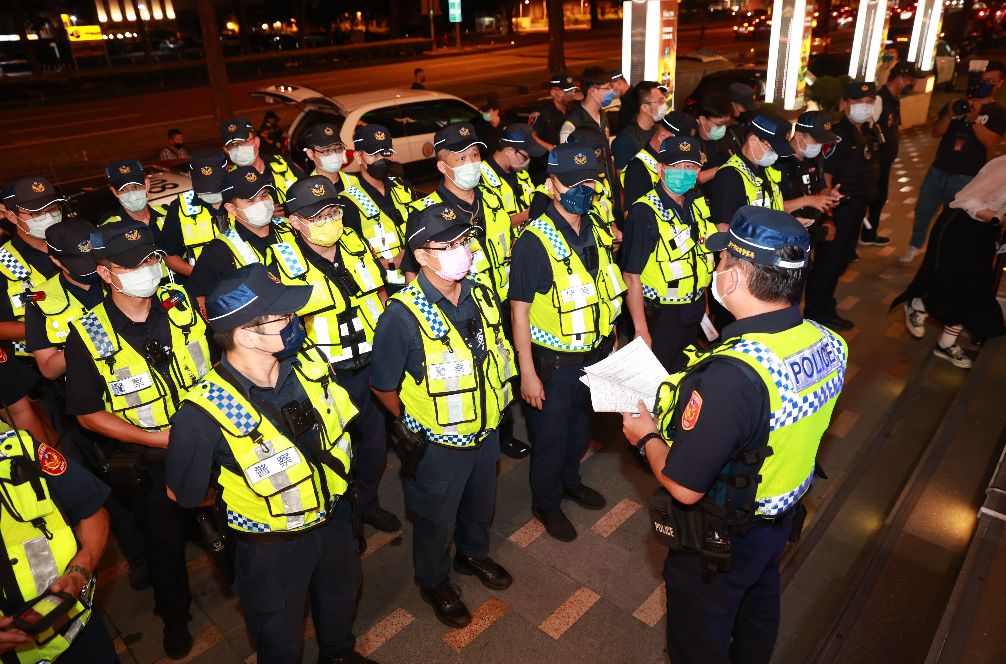 ▲中市警方執行肅槍專案，出動15分局大臨檢。（圖／翻攝畫面）