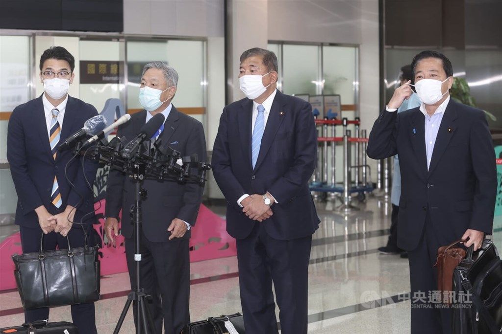 ▲由日本前防衛大臣石破茂（右2）率領的「思考日本安全保障之會」訪團27日上午抵達台北松山機場，並接受媒體聯訪。右為日本前防衛副大臣、眾議員長島昭久。中央社記者吳家昇攝 111年7月27日