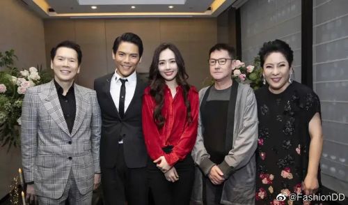 ▲郭爸爸（右二）曾陪郭碧婷（中）和向家討論婚事。（圖／翻攝微博）