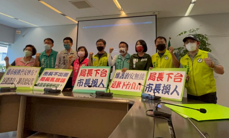 ▲民進黨台中市議會黨團強調揭發真相、監督市政是民代與媒體的天職，只會做表面工夫的警察局長，無助於改善治安。（圖／民進黨台中市議會黨團提供，2022.07.27）