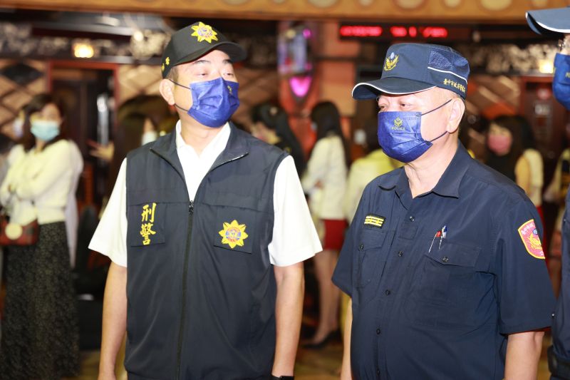 ▲台中執行肅槍專案，警察局長蔡蒼柏前往金錢豹酒店親自督軍，引發外界不解「每次專案必有金錢豹？」（圖／台中市警局提供，2022.07.27）