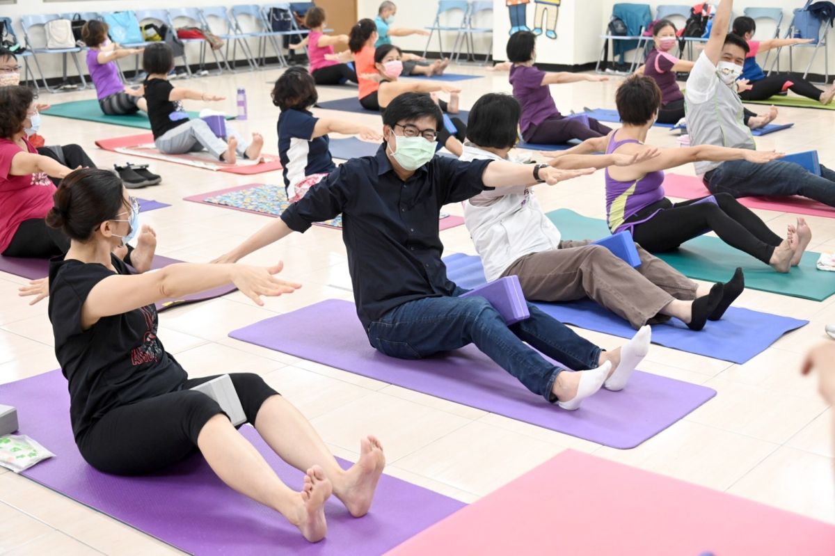 ▲市長陳其邁今天到左營富民長青中心暨育兒資源中心，訪視時和長輩們一起體驗瑜珈課程。（圖／高市府提供） 