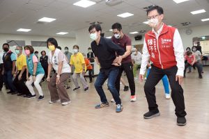 ▲陳其邁在富民長青中心暨育兒資源中和長輩一起練深蹲。 (圖/高市府提供) ▲陳其邁在富民長青中心暨育兒資源中和長輩一起練深蹲。 (圖/高市府提供)