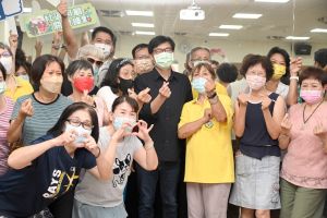 ▲陳其邁在富民長青中心暨育兒資源中心與長輩們開心合影。 (圖/高市府提供) ▲陳其邁在富民長青中心暨育兒資源中心與長輩們開心合影。 (圖/高市府提供)