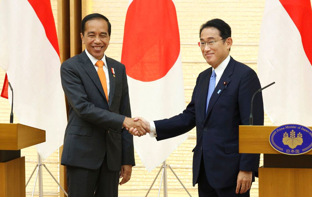 ▲日本首相岸田文雄今天與印尼總統佐科威會談後表示，日本自衛隊下個月將首度與美國和澳洲一同參加在印尼舉行的「嘉魯達之盾」年度軍演。（圖／美聯社／達志影像）