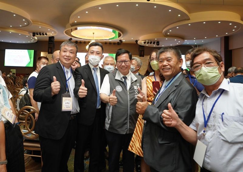▲鄭文燦與林智堅共同出席桃園市商業同業公會代表大會，會中並與會員合影。（圖／林智堅辦公室提供）