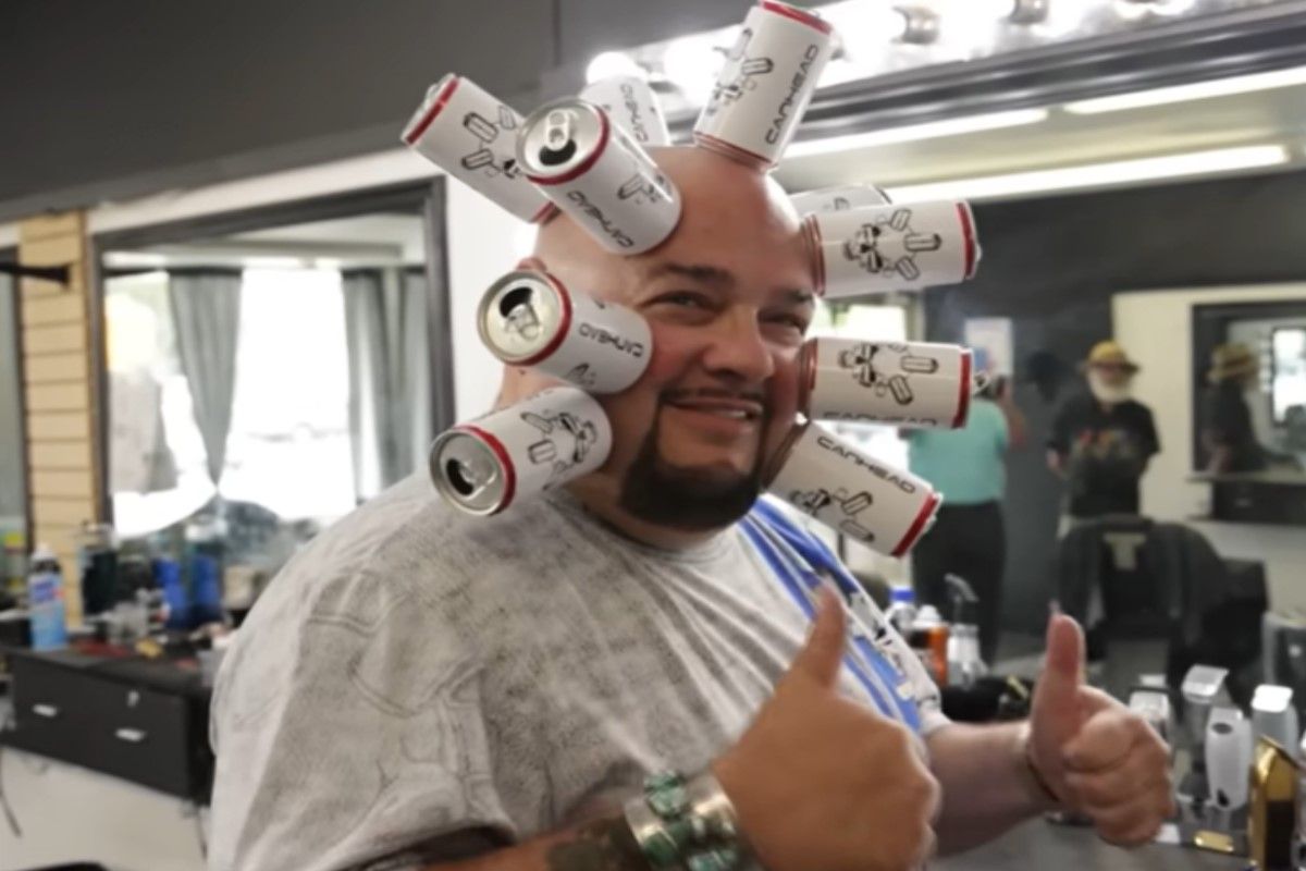 ▲美國一名男子以頭吸10瓶罐創下金氏世界紀錄！（圖／翻攝自Guinness World Records官網）