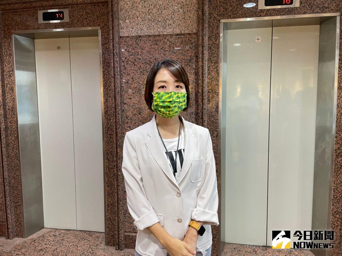 ▲李妍慧說，藍營影射她以校董的身分施壓，所以才導致昨天馬恆的辭職事件發生，這就是很明顯的政治力操作。（圖／記者黃宣尹攝，2022.07.27）