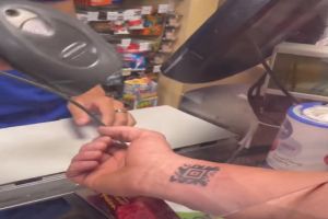 常忘帶賣場會員卡！他把QR Code刺手上　結局店員也愣了
