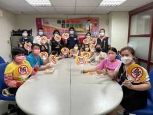 花蓮移民署特別與花蓮地檢署合作宣導「檢舉賄選、人人有責」的反賄選觀念。(圖/移民署花蓮縣服務站) ▲花蓮移民署特別與花蓮地檢署合作宣導「檢舉賄選、人人有責」的反賄選觀念。(圖/移民署花蓮縣服務站)