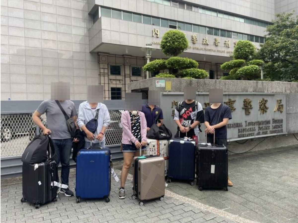 ▲柬埔寨詐騙人蛇集團引發網友高度關注，圖為刑事警察局日前在機場報到櫃台攔下正要去柬埔寨工作的6名國人。（圖／刑事警察局）