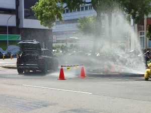 ▲演習模擬裝載放射性物質的貨車遭空型,導致放射性物質掉落,由消防人員穿起B級防護衣,協助現場輻射汙染排除,流程也在表定時間順利落幕,全體表現獲市民肯定。(圖/高市府提供) ▲演習模擬裝載放射性物質的貨車遭空型,導致放射性物質掉落,由消防人員穿起B級防護衣,協助現場輻射汙染排除,流程也在表定時間順利落幕,全體表現獲市民肯定。(圖/高市府提供)
