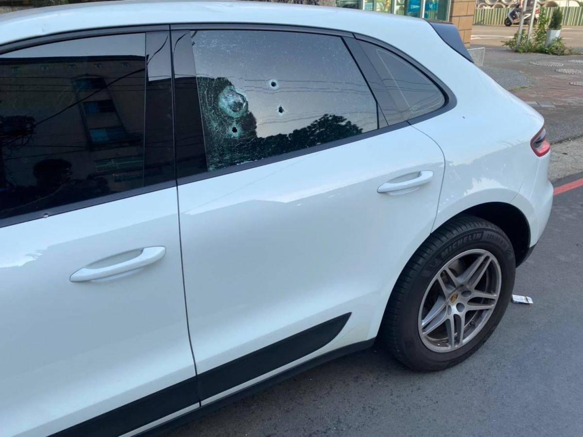 ▲桃園市議員參選人陳羽凡的服務處旁，福壽路與東豐路口，今（27）日下午5點多驚傳槍響，一輛白色轎車遭轟6發鋼珠子彈，車子被打得傷痕累累。（圖／翻攝自陳羽凡臉書）