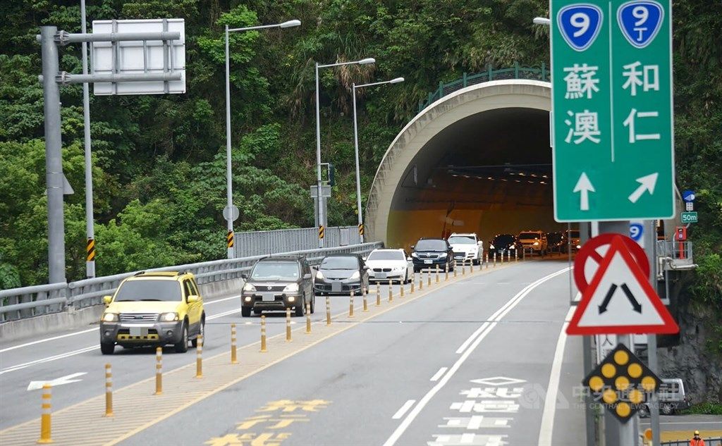 ▲蘇花改有機會開放白牌機車，公路總局今天證實，已經提出4種方案包括開放路肩或機慢車道等，等交通部核定後，將會試辦6個月，作為未來是否開放的參考依據。（圖／中央社）
